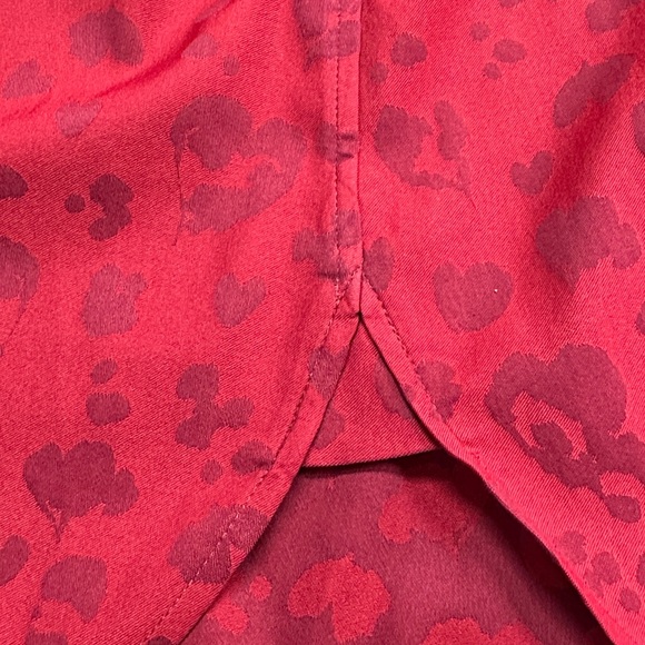 Chico's Red No-Iron Chic Stretch Red Hearts Button Up Blouse Top Size 2 Preowned - Picture 7 of 9